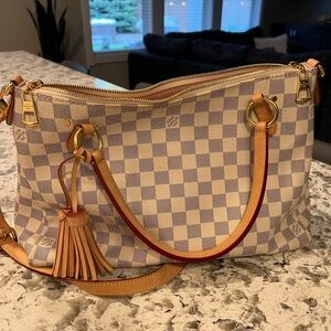 Gorgeous Authentic Louis Vuitton Lymington purse